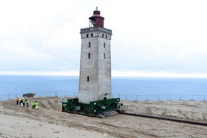 燈塔被裝上車輪，原幢搬移。（圖源：AP）