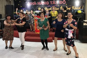 歌友們在聯歡會上唱歌跳舞。