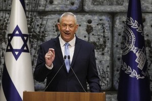 以色列總統里夫林23日晚在總統府宣佈，正式授權藍白黨領導人本尼‧甘茨組建新一屆政府。（圖源：互聯網）