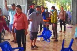 近 50人的男女人群砸門闖進蓬萊靜室大鬧。（圖源：雲清）