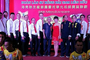 海南聯友龍獅團成員向來賓致謝合照。