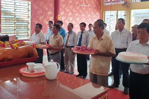 林氏大宗祠諸位理監事及宗親齊集一堂祭祖。