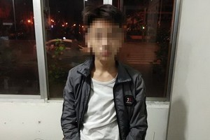 被抓獲的劫匪阮日天。（圖源：警方提供）