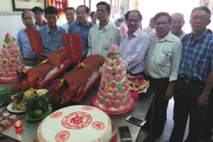 理事長黎志有（中）與各理事祭祖合照。