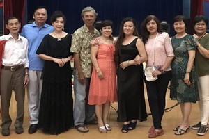 準備演出的隊伍練歌時留影。