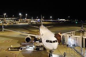 日本成田機場27日起延長夜間跑道使用時間，居民則擔心噪音狀況更加嚴重。（圖源：共同社）