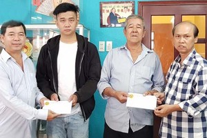 　　理事長馮傳坤(左一)和副理事長馮堯強 (右一)將款項交給馮滿朝及馮燕好兒子。