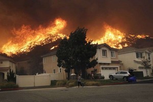 美國加州山火致電力中斷。（圖源：AP）