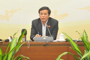 國會秘書長阮幸福回答國會代表的質詢。（圖源：琪成）