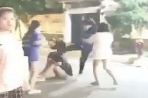 視頻中一名女生被另兩名學生使用安全帽不停地向她的面、頭部及身上亂打。（圖源：視頻截圖）