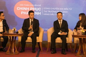 3位演講者向投資商解答問題。