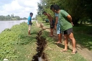 當天首震後有土質溝渠出現十多米長幾十公分寬裂縫。（圖源：互聯網）