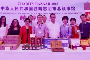 去年中國總領事館參加國際慈善義賣活動的展位。