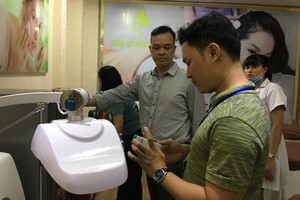 職能機關在檢查美容院的醫療設施。（圖源：T.A）