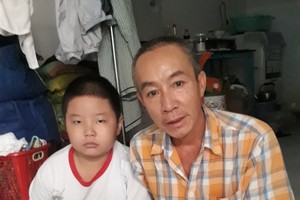 妻子已去工作，只剩阮春勇父子在出租房。