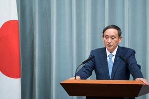 日本官房長官菅義偉記者會上否認有關消息，稱相關報道不正確。（圖源：Getty Images）