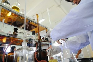 福門縣新協濾水廠的化驗人員在測量從西貢河抽 取的水內所含的鹼、硬、鹹度。