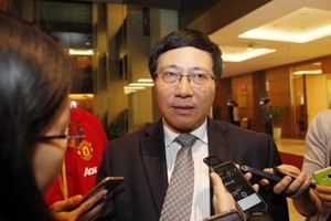 政府副總理、外交部長范平明接受記者採訪。（圖源：清絨）