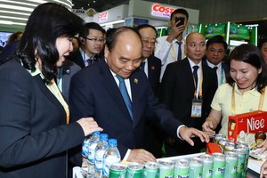 阮春福總理參觀第一屆進博會“越南專題館”。