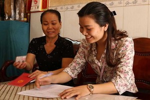 第十一郡第三坊人委會每天都分配幹部接聽熱線電話並前往 民眾家裡接受卷宗。