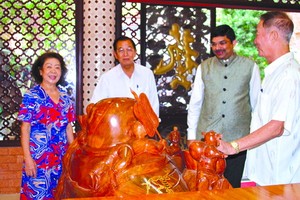 印度駐本市總領事 K.Srikar Reddy (右二)參觀藝昌紅木傢具。