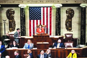 美國會眾議長佩洛西（中）主持彈劾調查程序的決議案投票。（圖源：新華社）