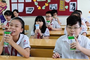 Vinamilk 從昨(1)日起向本市10個郡縣的幼兒園及小學一年級學生供應優質奶品。