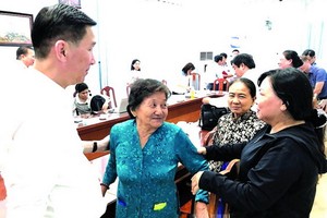 市人委會副主席陳永線(左一)聆聽市民的意見。（圖源：市黨部新聞網）