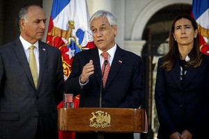 2019年10月30日，在智利首都聖地亞哥，智利總統皮涅拉（中）發表講話。 （圖源：智利一號通訊社）