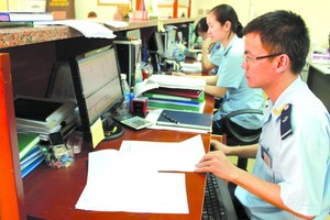 本市海關在辦理相關手續。（圖源：陲楊）