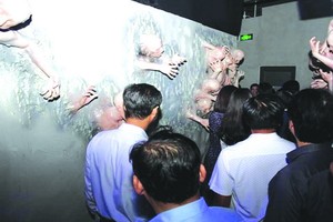 市青年文化宮所設的“毒品危害性”展覽室吸引廣大青少年、家長前往參觀。（圖源：陲楊）