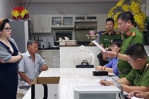 執法警員向嫌犯范氏雪絨（前左）宣讀逮捕令。（圖源：CTV）