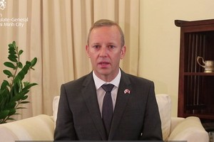 昨(2)日下午在河內市，英國與北愛爾蘭駐越南大使加雷思‧瓦德向越南人民作出通報。（圖源：視頻截圖）