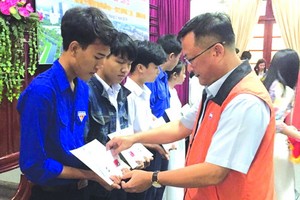 平陽省台商會會長吳俊瑩發獎學金給學生