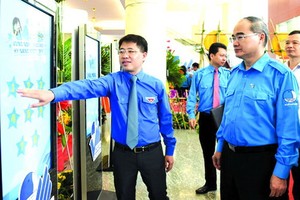 市委書記阮善仁參觀大會的創新模式。（圖源：互聯網）