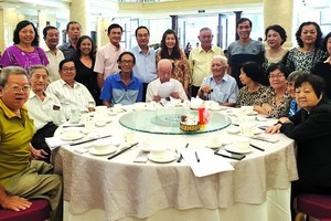 校友們敘舊聚會。