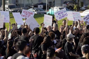 當地時間8月27日，數百名亞裔移民以及移民權益倡導者在美國加利福尼亞州奧克蘭舉行集會，抗議特朗普政府“公共負擔”新規。（圖源：互聯網）