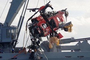 韓國海岸警衛隊將墜海的EC-225直升機殘骸打撈出水。（圖源：韓聯社）