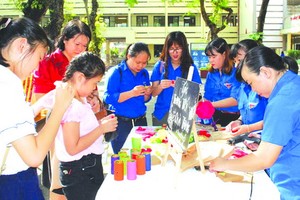 學生踴躍參加裝飾紙袋換取禮物活動。