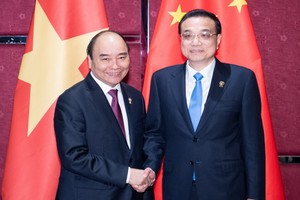 政府總理阮春福（左）與中國總理李克強握手。（圖源：新華社）