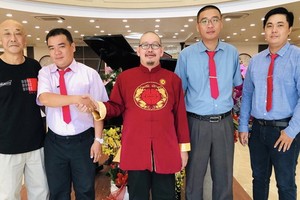 理事會同仁祝賀陳大師(左三)獲選任理事長。