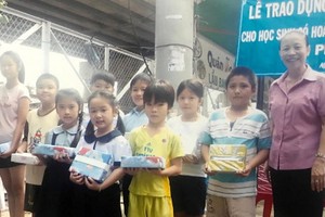 五姨向清平學生頒發禮物。