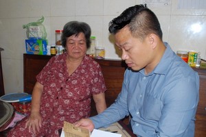 盧麗清（左）向作者贈送她的畢業證書和其丈夫昔日的若干證件。