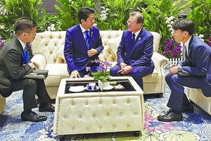 日本首相安倍晉三和韓國總統文在寅在泰國首都曼谷會面。（圖源：互聯網）