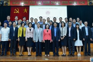 中央民運部長張氏梅（前中）同2020-2023年任期駐外的越南代表機關首長合照。