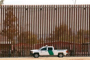 美國特朗普政府在加州埃爾森特羅（El Centro）與墨西哥邊界築的新牆。（圖源：AP）