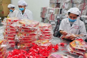 企業在生產供應春節市場的商品。