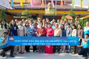 僑胞旅遊團在歷史文化遺跡景點平東亭合照。