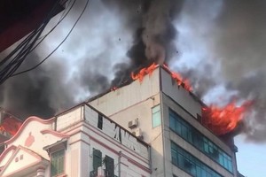 火警現場火勢猛烈，濃煙滾滾。（圖源：CTV）