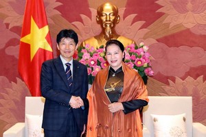 國會主席阮氏金銀（右）接見日本群馬縣知事山本一太。（圖源：越通社）